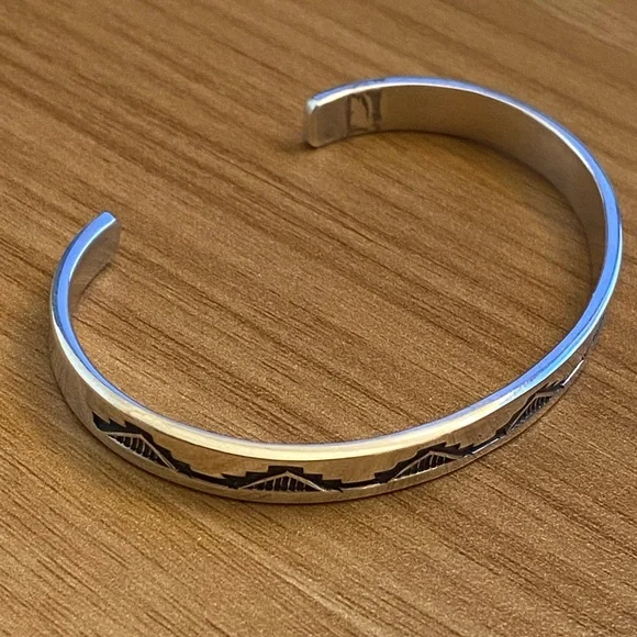Navajo Troy Laner sterling silver cuff bracelet with mountains motif - Picture 5 of 7